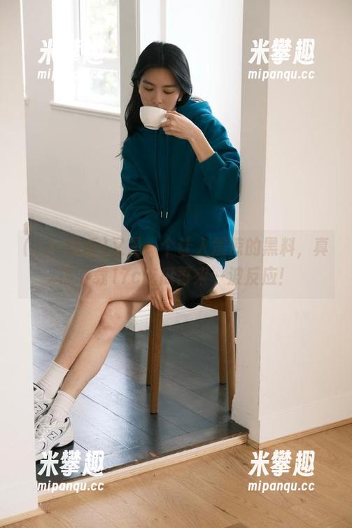 又是一个让人震惊的黑料，真该下载17c吃瓜再来一波反应！
