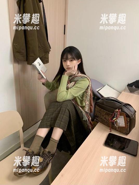 17吃瓜网 逛17吃瓜网官网就像探索花园,偶尔发现个奇葩瓜,爽