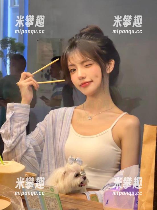 坐在沙发上，用夸克浏览器追51吃瓜网，真希望也能有个网址带我到那取个果品！