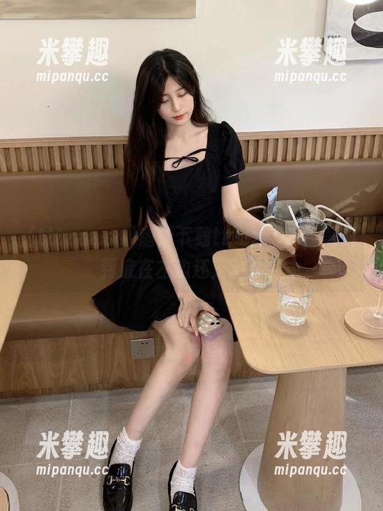 随便下载tttzzz.su，黑料到底在左边还是右边？