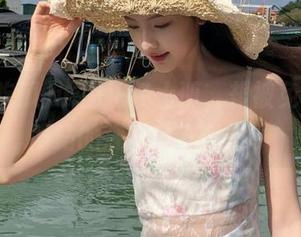 试图正经上班，却被免费吃瓜网站的观看内容吸引了