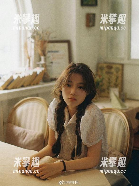 观看一群网红的吃瓜爆料，一种难以言喻的微妙竞争感油然而生……