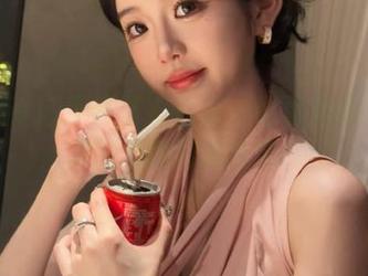 下不下？首页一幅黑料91下载，求策划瞬间清新脱俗！