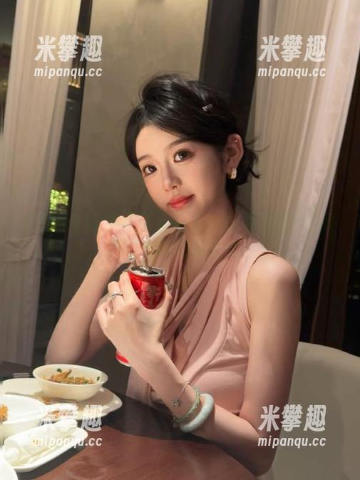 下不下？首页一幅黑料91下载，求策划瞬间清新脱俗！