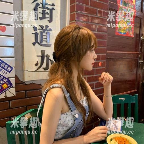 黑料网络视频：正能量不打烊太郎教你如何在沙发上优雅发呆！